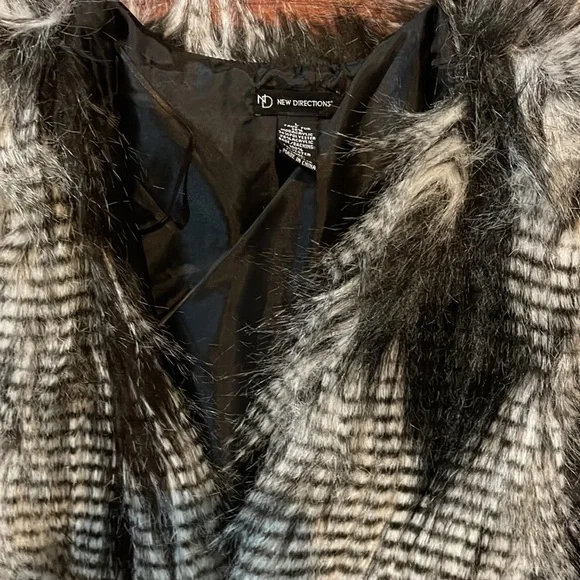 New Addition- NWT- Women’s Fur Vest - Picture 3 of 8